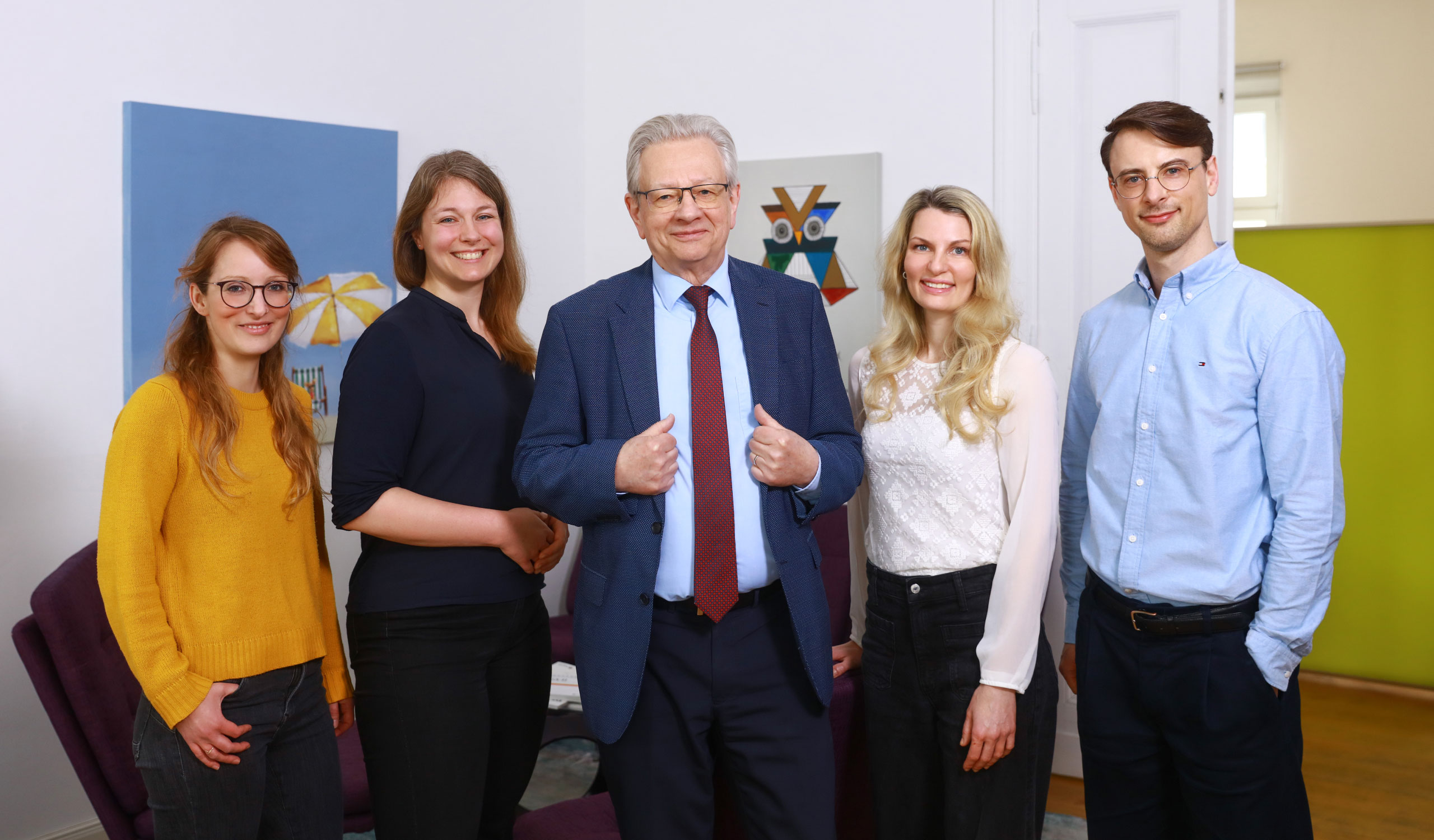 Gruppenfoto von Prof. Esser und einem Teil seines Therapeutenteams
